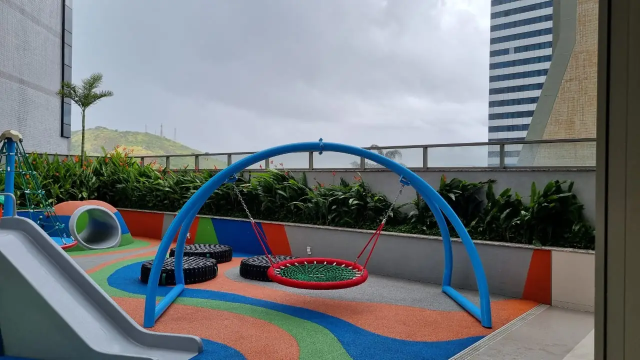 Balanço ninho sobre piso monolítico de borracha em playground