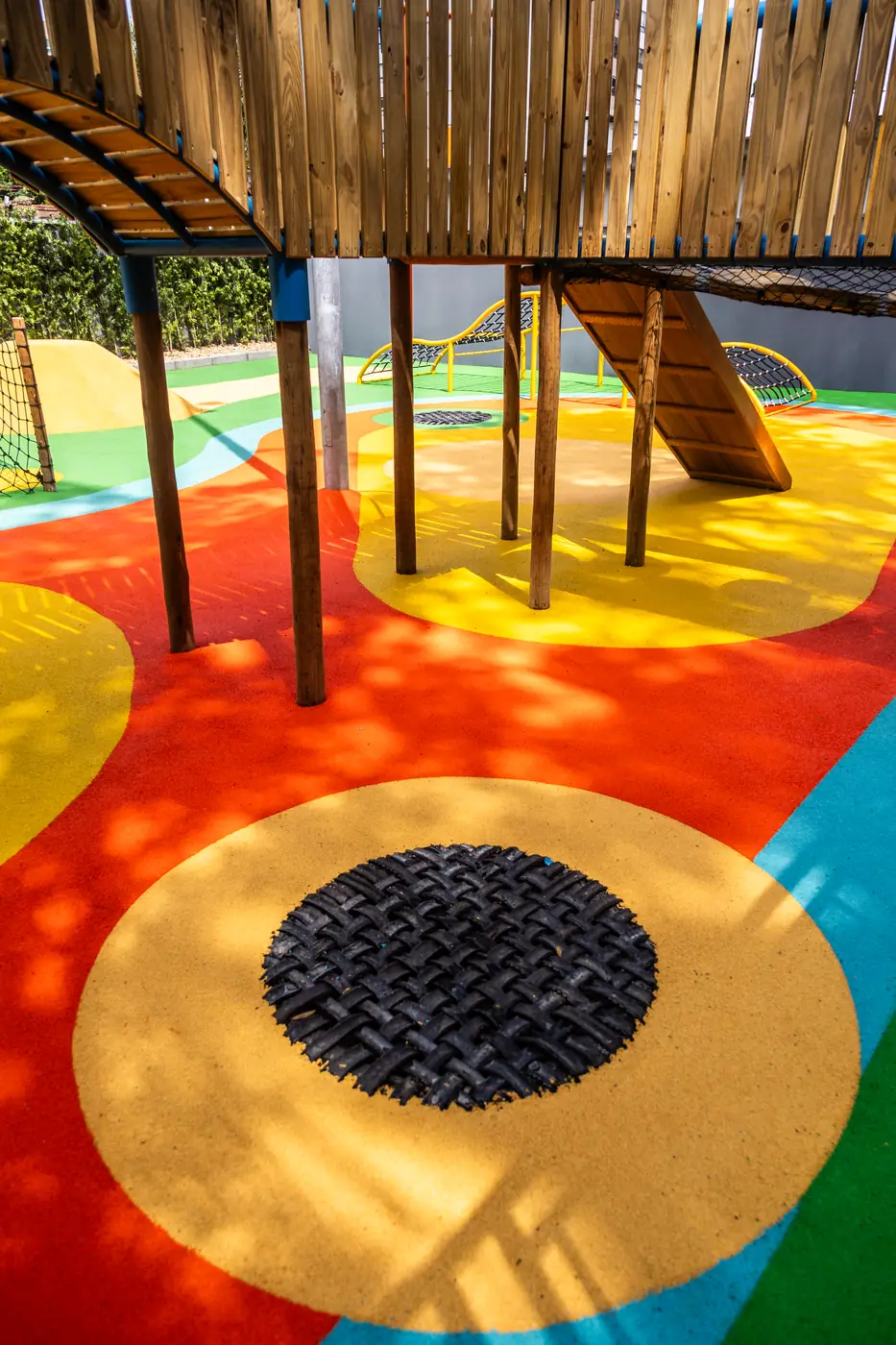 Cama elástica embutida no piso monolítico de borracha colorido