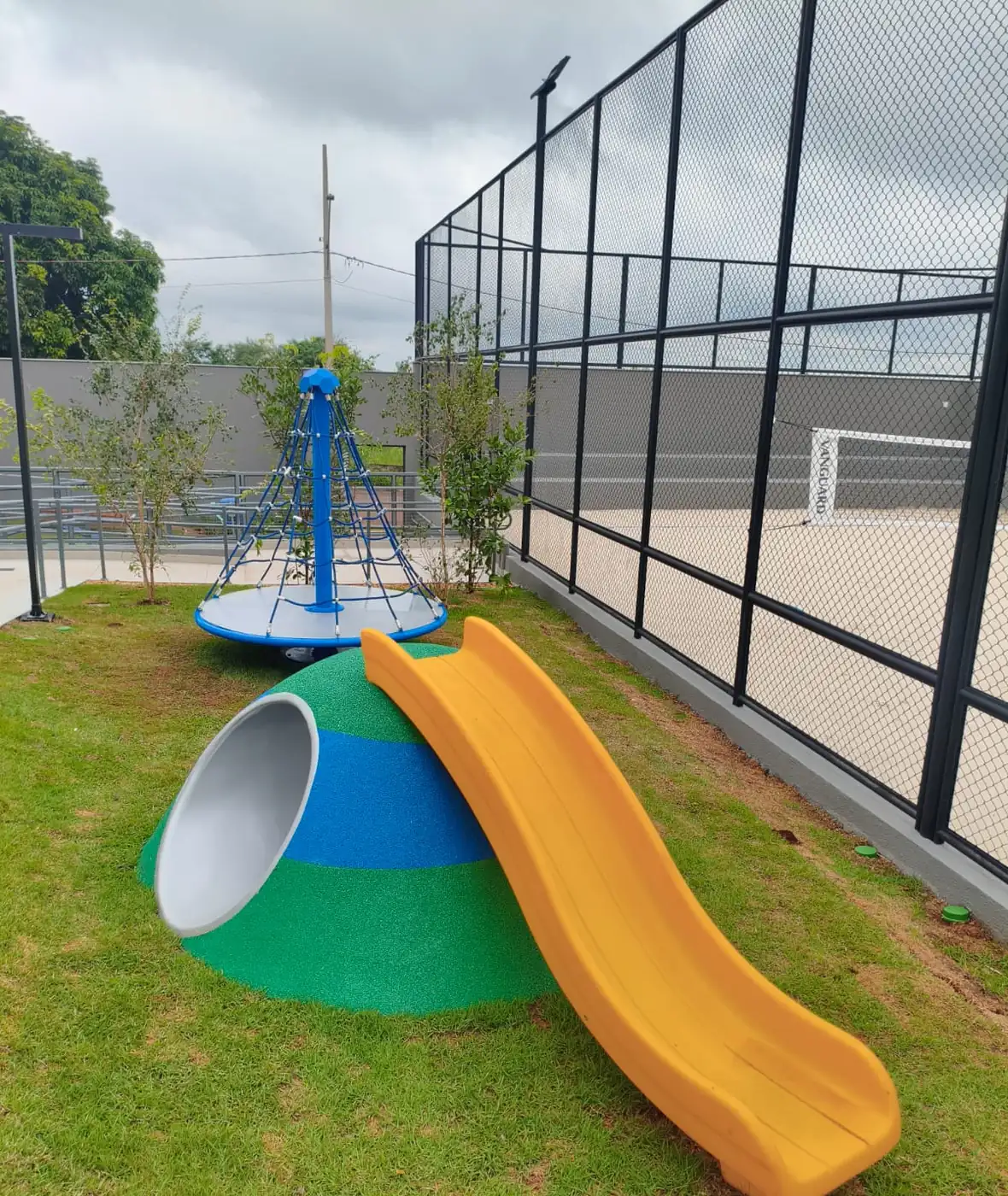 Morrote de borracha com túnel e escorregador em playground gramado