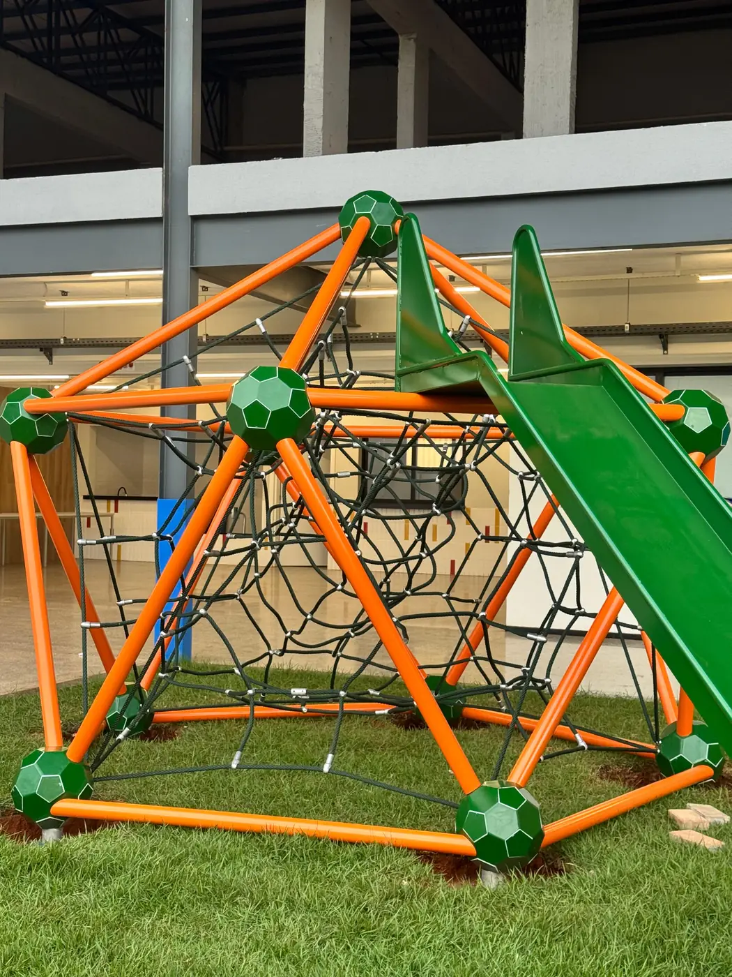 Playground de cordas com escorregador sobre piso monolítico de borracha