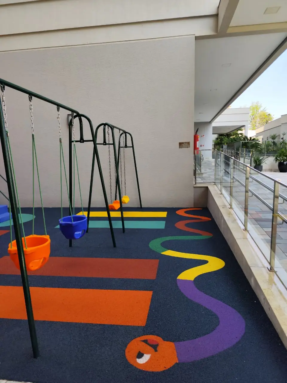 Cobrinha colorida em EPDM integrada ao piso de borracha escuro