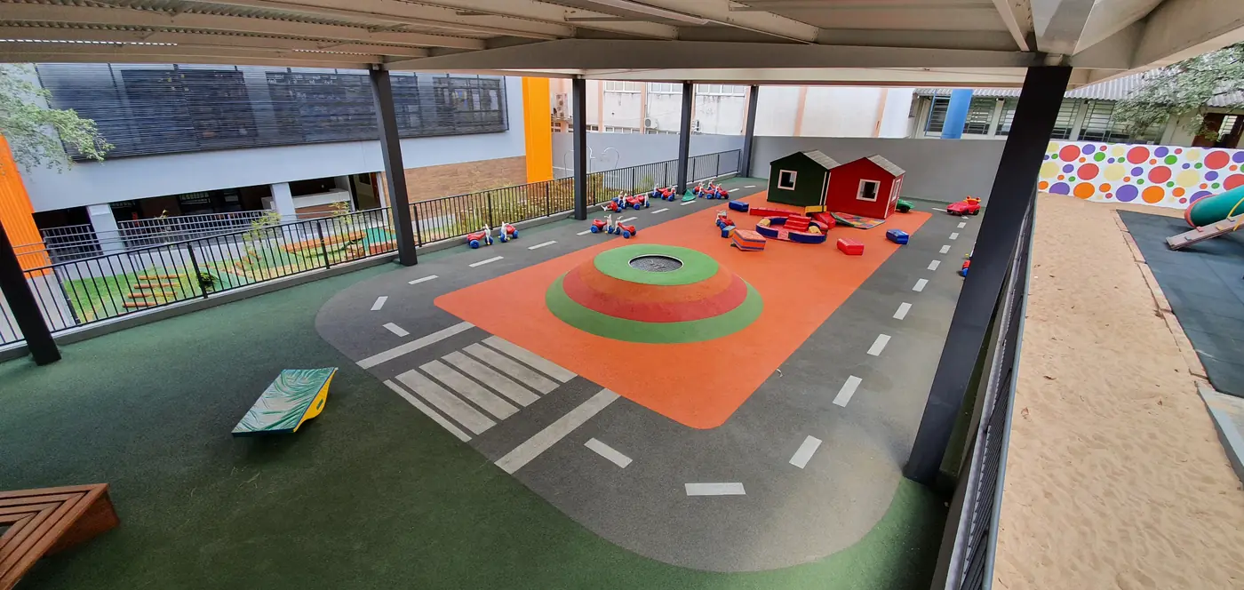 Pista de carrinhos com faixas brancas integrada ao piso monolítico