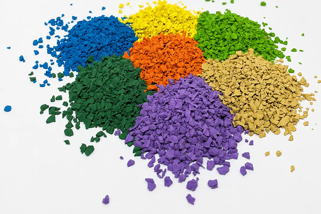 Montes de granulado de EPDM em azul, amarelo, verde, laranja, roxo, verde escuro e bege