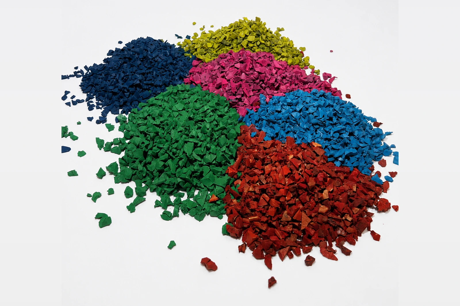 Montes de granulado de SBR pigmentado em azul marinho, verde, rosa, amarelo, azul e vermelho