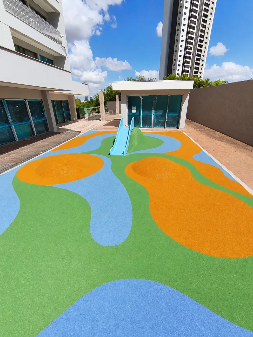 Piso monolítico EPDM colorido com morrote e escorregador na obra Ouse da Plaenge, Campo Grande/MS