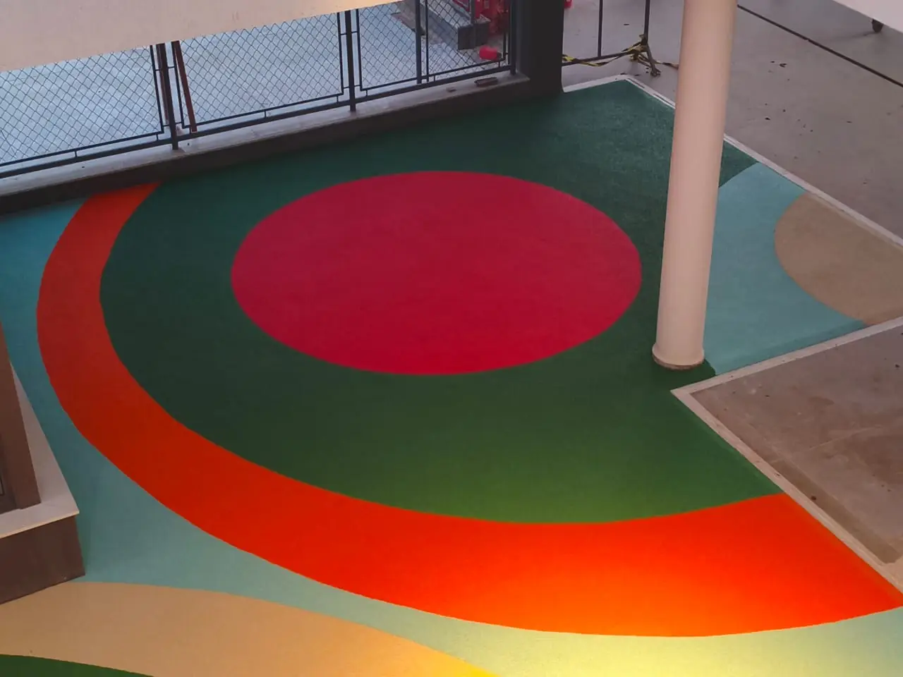Piso EPDM colorido em círculos concêntricos na obra da Plaenge, Campo Grande/MS