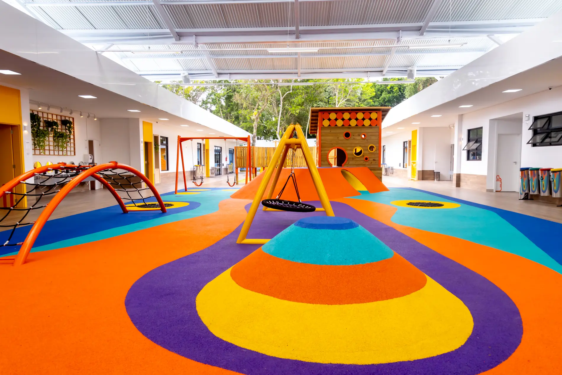 Balanço e escalada sobre piso monolítico EPDM laranja e roxo no Colégio Positivo Vila Olímpia, Florianópolis/SC