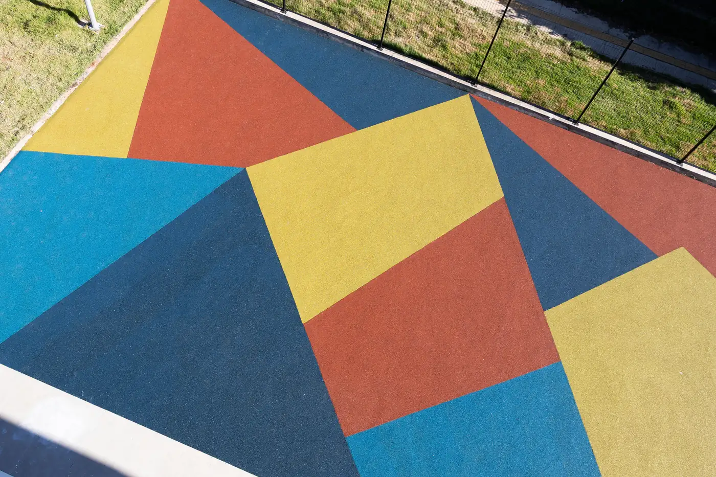 Quadra com piso monolítico SBR em blocos de cor na Escola Municipal Jardim Santa Alice, Maringá/PR