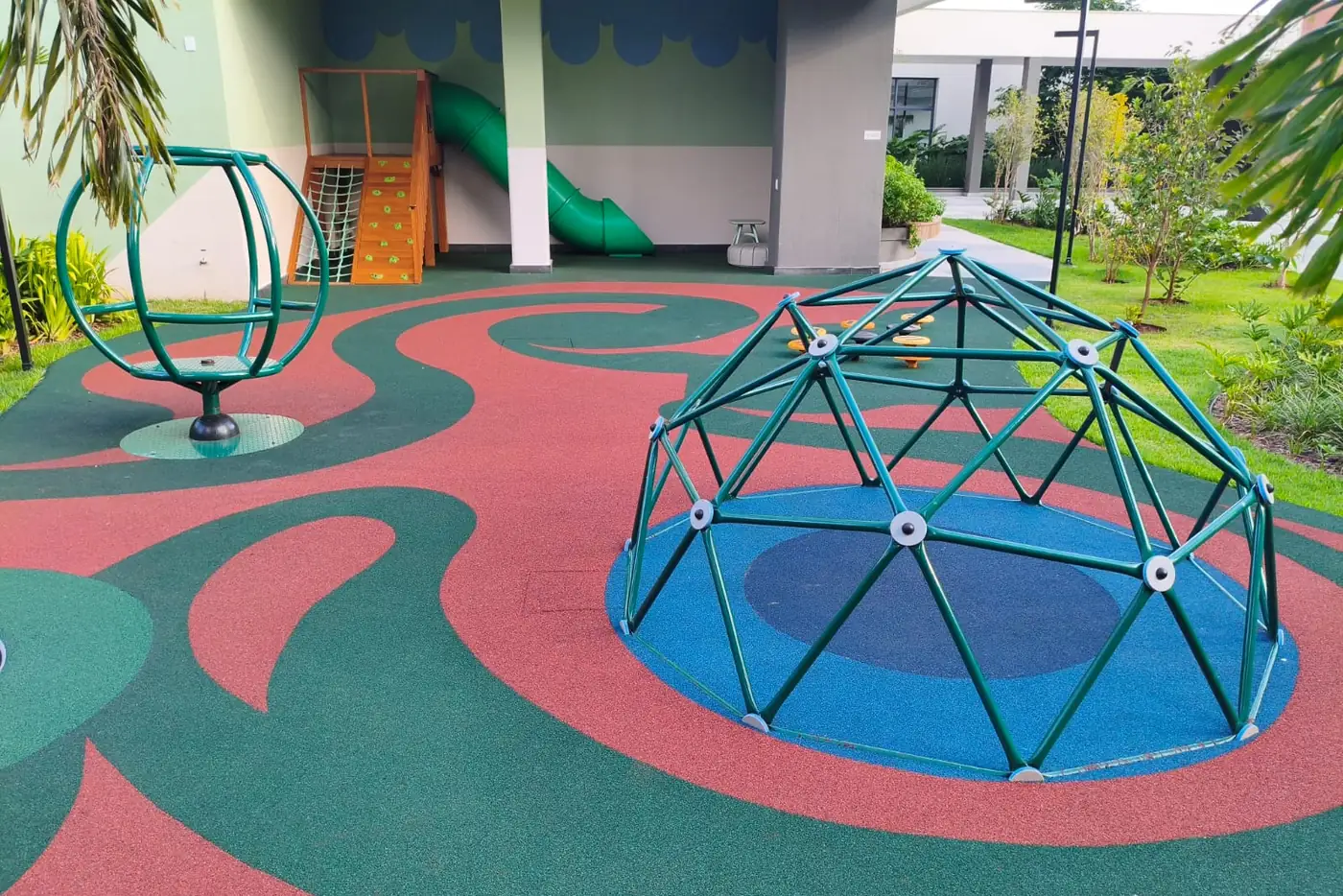 Cúpula de escalada sobre piso monolítico SBR vermelho e verde no Empreendimento Sense da Vanguard, Londrina/PR