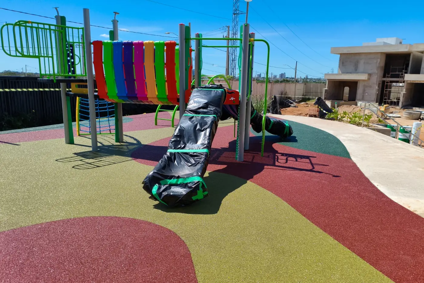 Playground com piso monolítico SBR vermelho e verde oliva no Terraz Condomínio Club, Primavera do Leste/MT