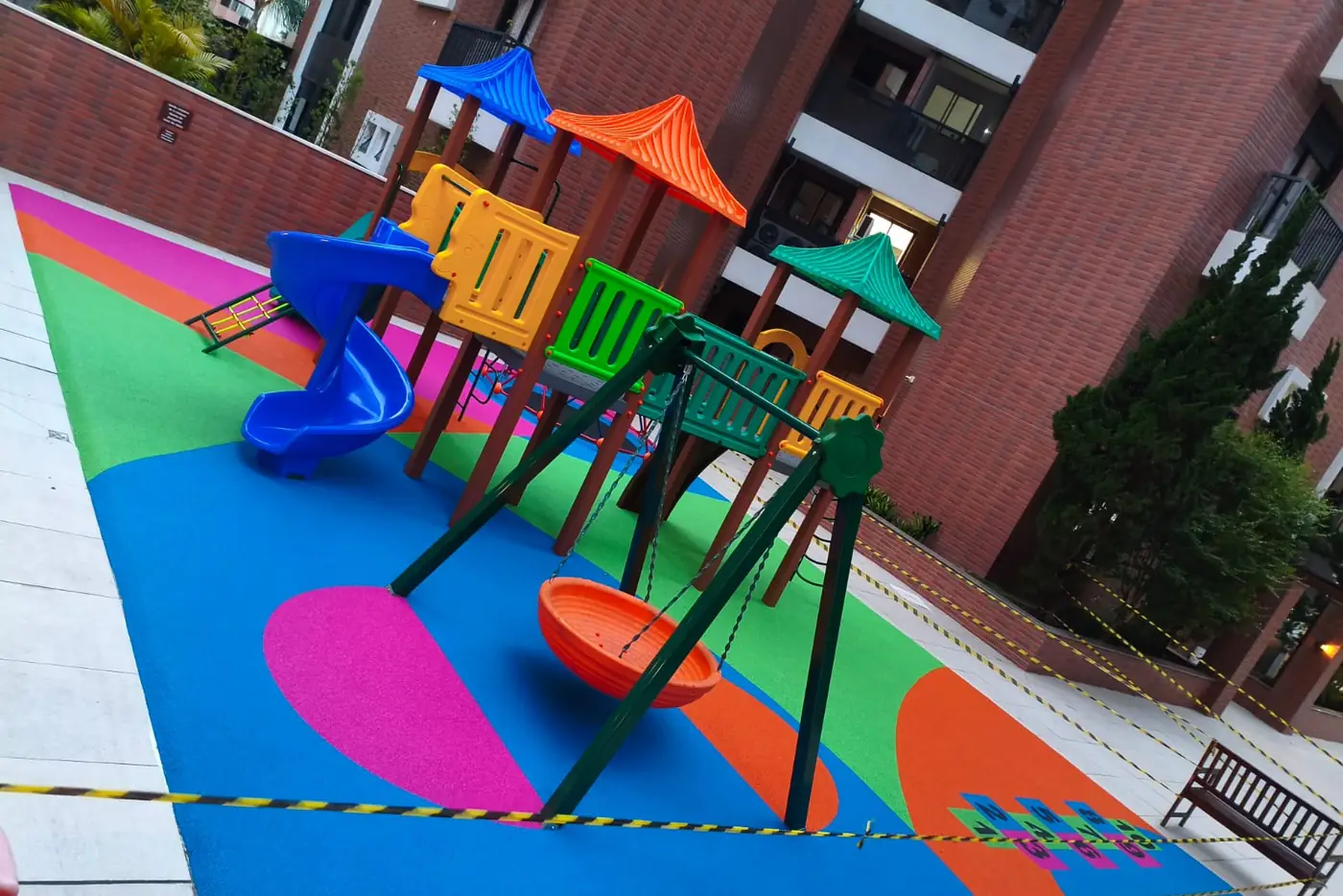 Playground de condomínio com piso monolítico EPDM azul, verde e rosa no The Royal, Curitiba/PR