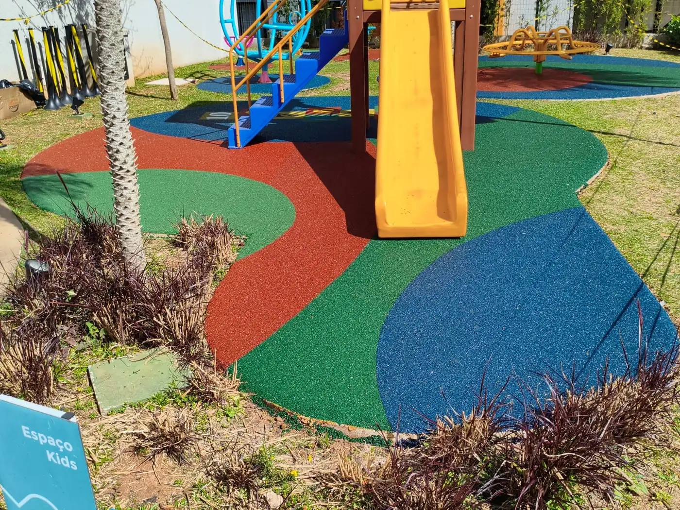 Escorregador sobre piso monolítico SBR vermelho, verde e azul no Condomínio Vista Uvaranas, Ponta Grossa/PR